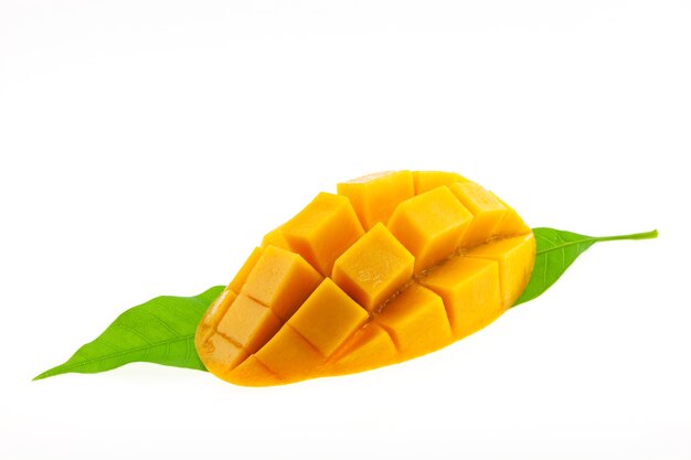 mango con hojas aisladas sobre fondo blanco.