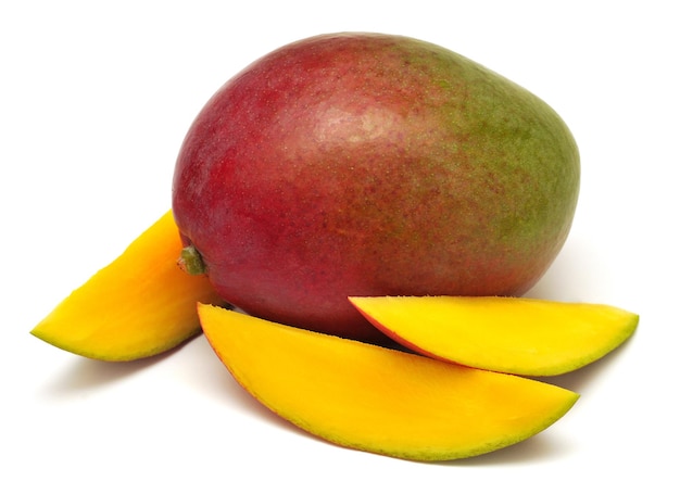 Mango in Scheiben geschnitten auf weißem Hintergrund