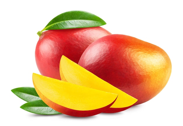 Mango isoliert. Reife rote Mango und Mangoscheiben auf weißem Hintergrund.