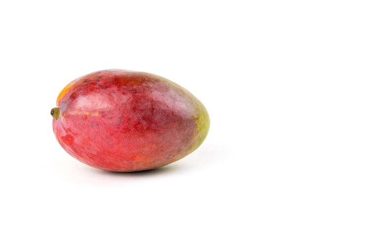 Foto mango jugoso maduro en blanco