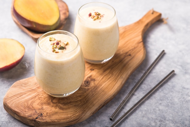 Mango Lassi, Joghurt oder Smoothie. Gesundes probiotisches kaltes Sommergetränk