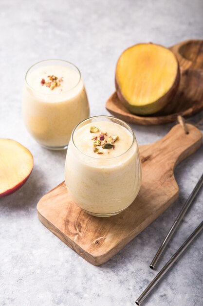 Mango Lassi, yogurt o licuado. Bebida saludable de verano probiótico saludable