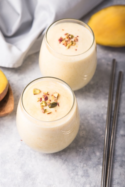 Foto mango lassi, yogurt o licuado. bebida saludable de verano probiótico saludable