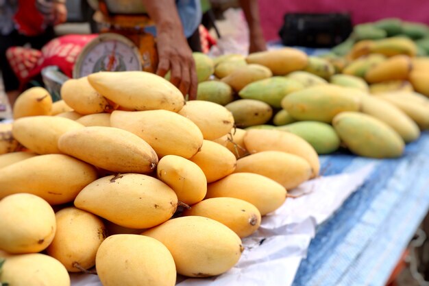 mango maduro en la comida de la calle