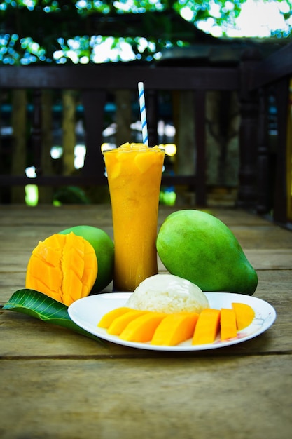 Mango maduro fresco y arroz pegajoso con jugo de mango, auténtico postre tailandés, fruta de temporada tailandesa.