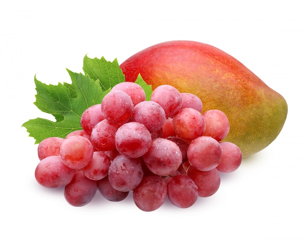 Mango maduro y pincel de uvas rojas con gotas de agua con hojas