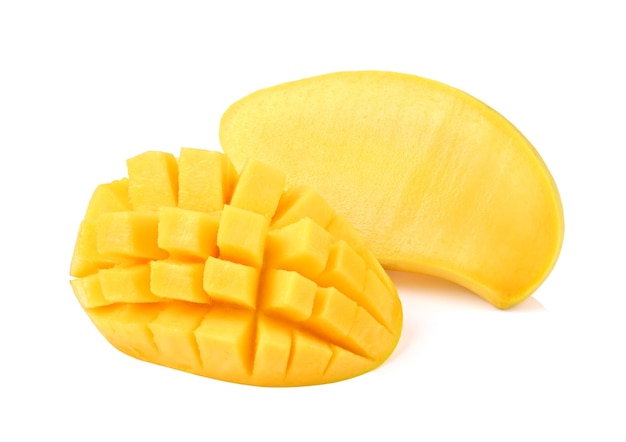 El mango maduro y la rebanada aislada sobre fondo blanco