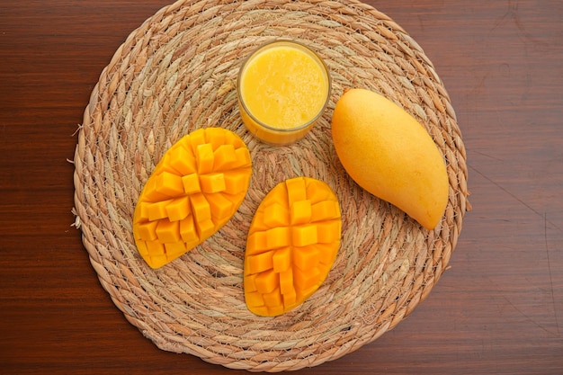 Mango maduro sobre madera. Rebanada de mango maduro sobre tabla de cortar de madera.