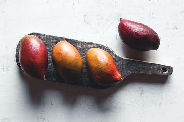 Mango maduro sobre una tabla para cortar