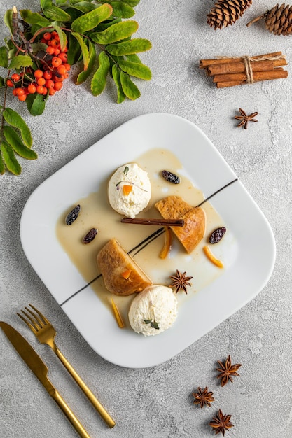 Mango-Maracuja-Mousse-Kuchen Schokoladenkuchen auf weißem Teller und Minzblätter isoliert