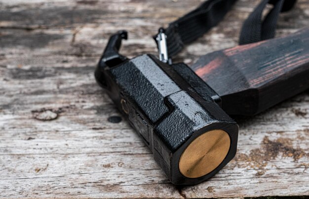 Foto el mango del martillo de hierro para clavos de la tienda está hecho de madera de ébano sobre fondo de madera antiguo