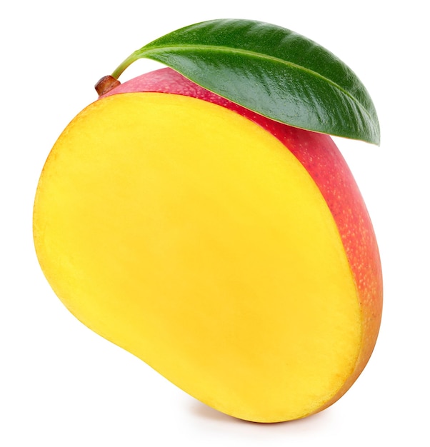 Mango medio con hojas Mango aislado sobre fondo blanco Macro de mango