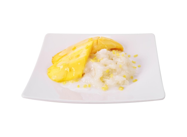 Mango mit Klebreis auf weißem Hintergrund