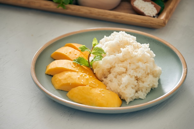 Mango mit Klebreis - beliebtes traditionelles Dessert aus Thailand