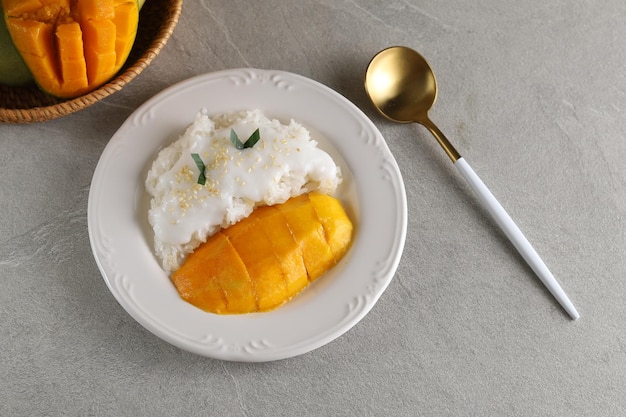 Mango mit Klebreis ist ein typisches thailändisches Dessert aus Klebreis und Kokosmilchsauce.