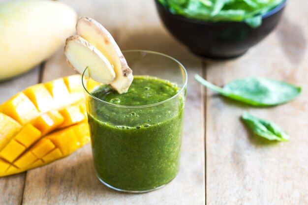 Mango mit Spinat und Ingwer Smoothie von frischen Zutaten