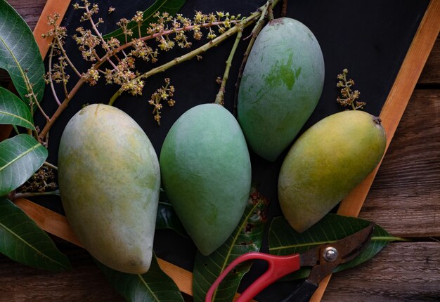 Mango orgánico en la mesa