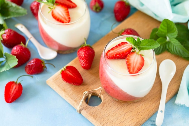 Mango Panna Cotta con mermelada y menta fresas postre italiano cocina casera Espacio de copia