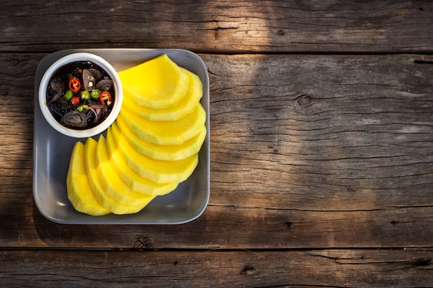 Foto mango rebanado con salsa dulce de pescado. comida tradicional de tailandia.