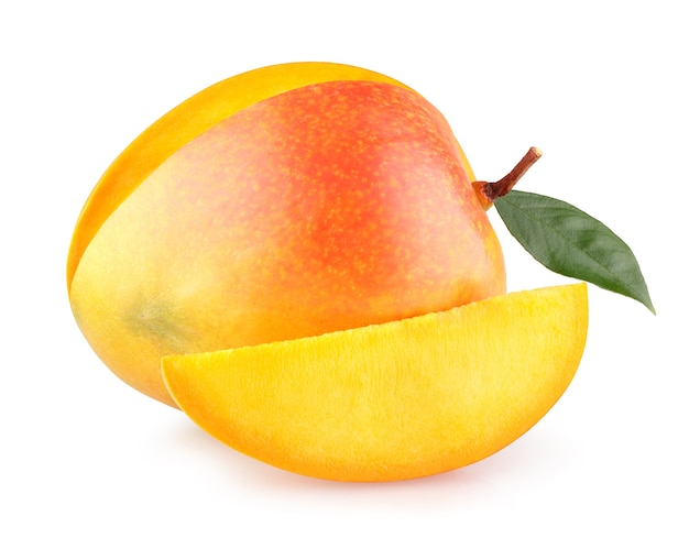 Mango con una rodaja aislado sobre fondo blanco.