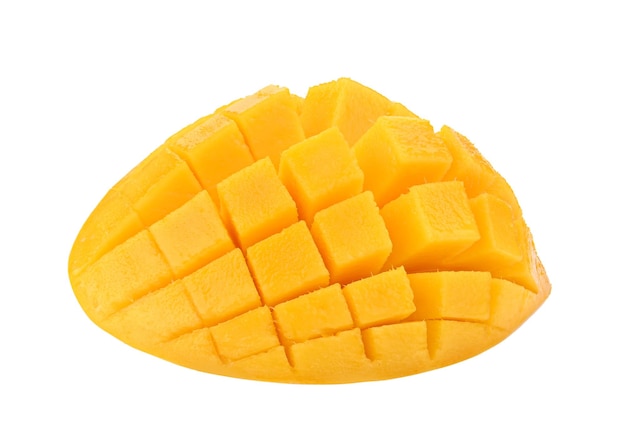 Mango en rodajas aislado sobre fondo blanco.