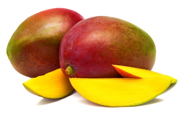 Mango en rodajas sobre un fondo blanco.