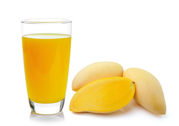 Mango-Saft in einem Glas auf weißem Hintergrund