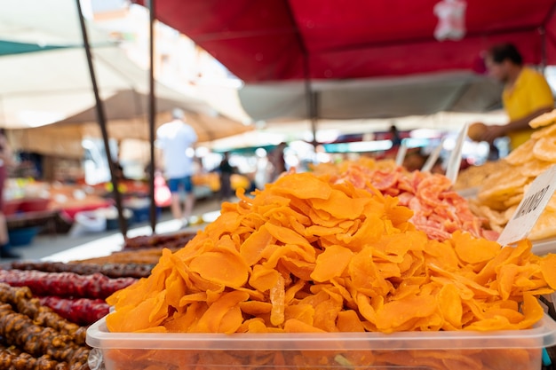 Mango seco en el fondo del mercado. Frutos secos confitados vendidos en el mercado turco.