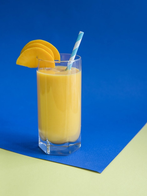 Mango-Smoothie auf blauem Hintergrund