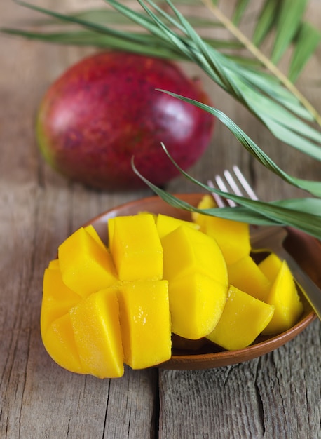 Mango tropical fresco en la mesa de madera.