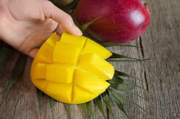 Mango tropical fresco en la mesa de madera.