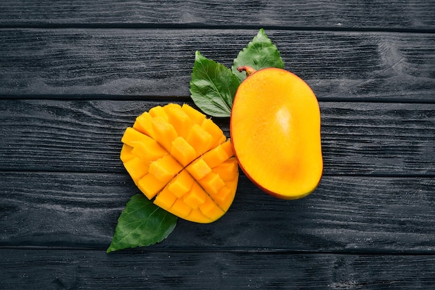 Mango Tropical Fruits auf einem hölzernen Hintergrund Ansicht von oben Kopieren Sie Platz