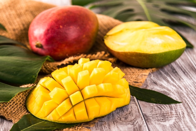 Mango. Tropische Früchte. auf Holztisch.