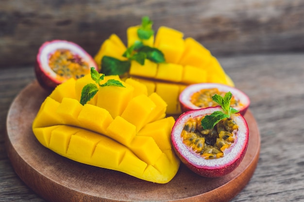 Mango und Passionsfrucht auf einem alten Holztisch