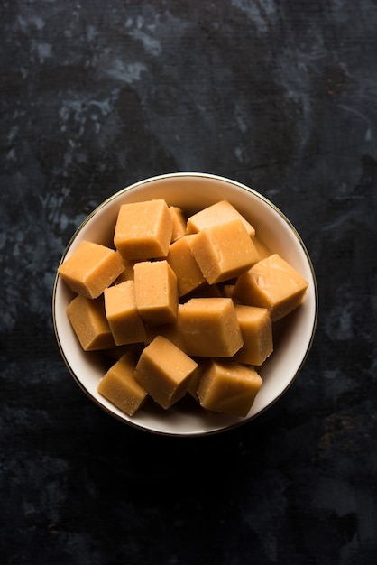 Mango Vadi e shrikhand Burfi serviram sobre um fundo temperamental. foco seletivo