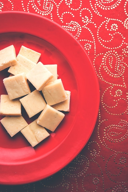 Mango Vadi e shrikhand Burfi serviram sobre um fundo temperamental. foco seletivo