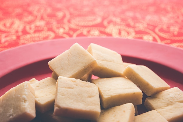 Mango Vadi e shrikhand Burfi serviram sobre um fundo temperamental. foco seletivo