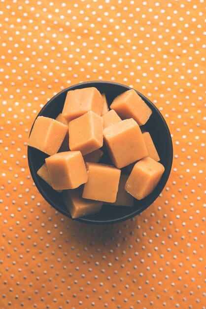 Mango Vadi e shrikhand Burfi serviram sobre um fundo temperamental. foco seletivo