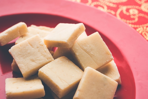 Mango Vadi y shrikhand Burfi servidos sobre un fondo de mal humor. enfoque selectivo