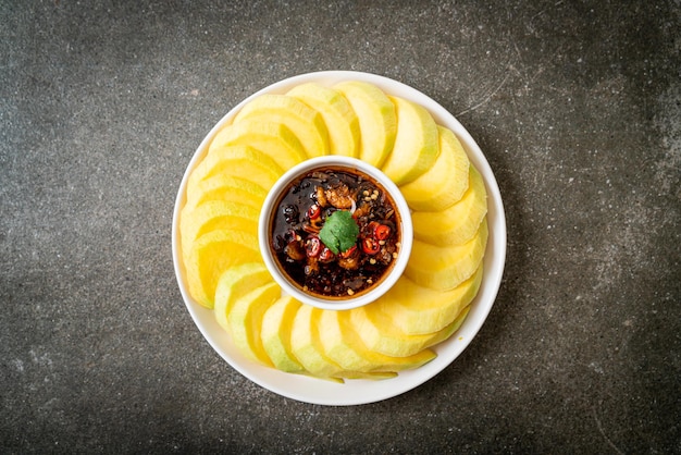 Mango verde y dorado fresco con salsa de pescado dulce al estilo asiático