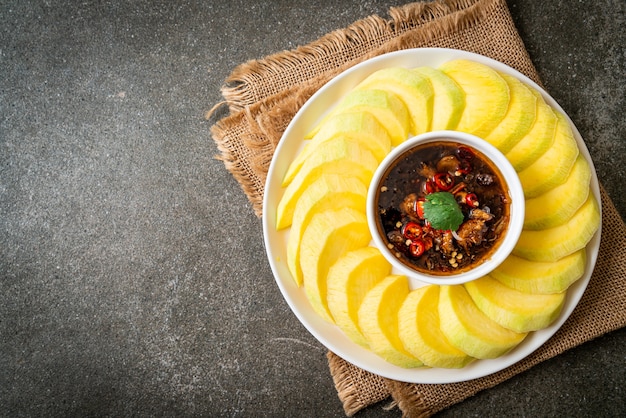 Foto mango verde fresco y dorado con salsa de pescado dulce - estilo asiático