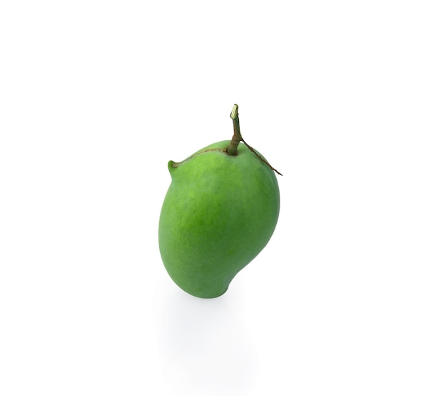 Mango verde fresco (Rhino Mango) aislado en blanco