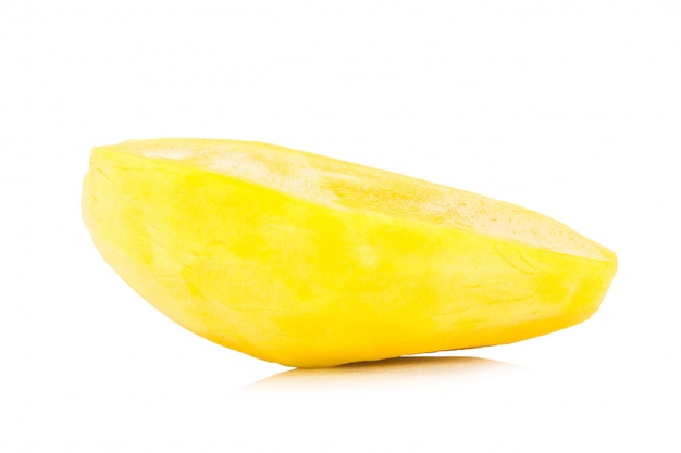 Mango verde. Pulpa de fruta. amarillo. aislado