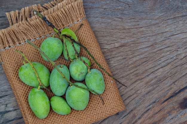 mango verde en textura de saco de yute