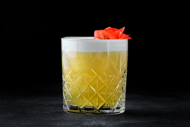 Mango-Whisky-Cocktail in einem altmodischen Glas