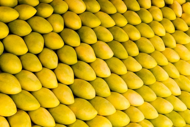 Mangofeststand mit frischen gelben Mangofrüchten auf dem Straßenmarkt
