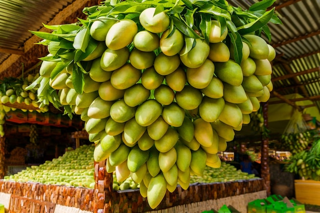 Mangofeststand mit frischen gelben Mangofrüchten auf dem Straßenmarkt