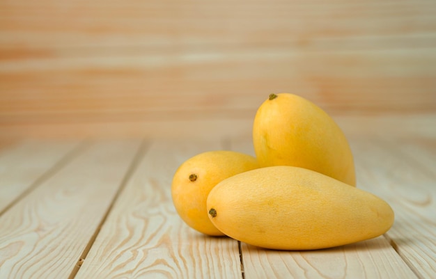 Mangofrucht auf dem Holztisch Tropisches Fruchtkonzept