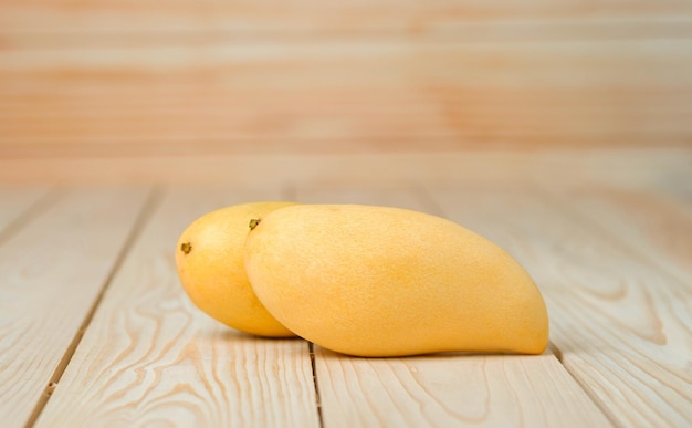 Mangofrucht auf dem Holztisch Tropisches Fruchtkonzept