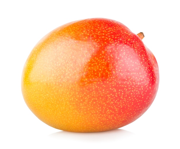 Mangofrucht isoliert auf weißem Hintergrund